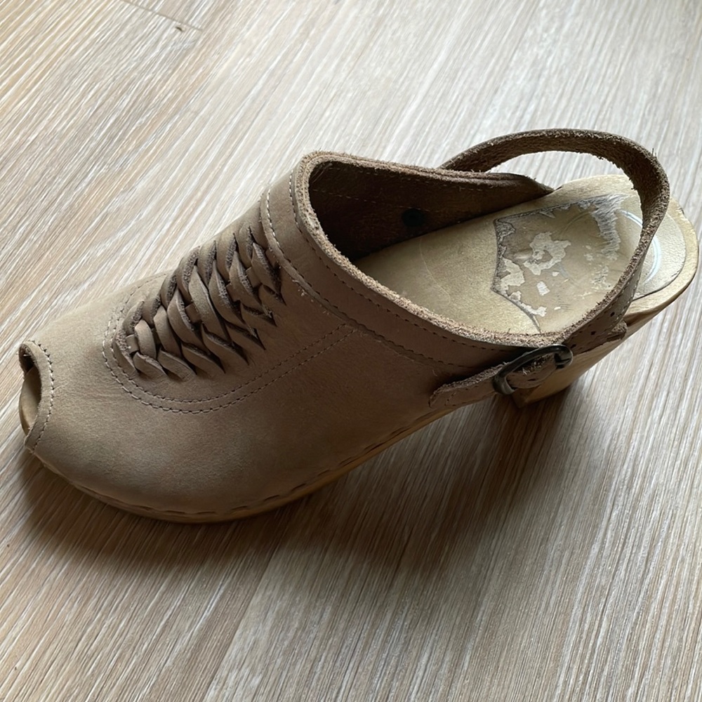 No. 6 clogs in great used condition